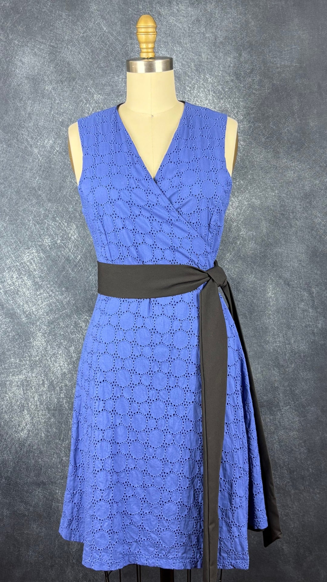 Robe portefeuille bleue en broderie anglaise Dinh Bá, taille medium qui fait plus small. Vue de face.