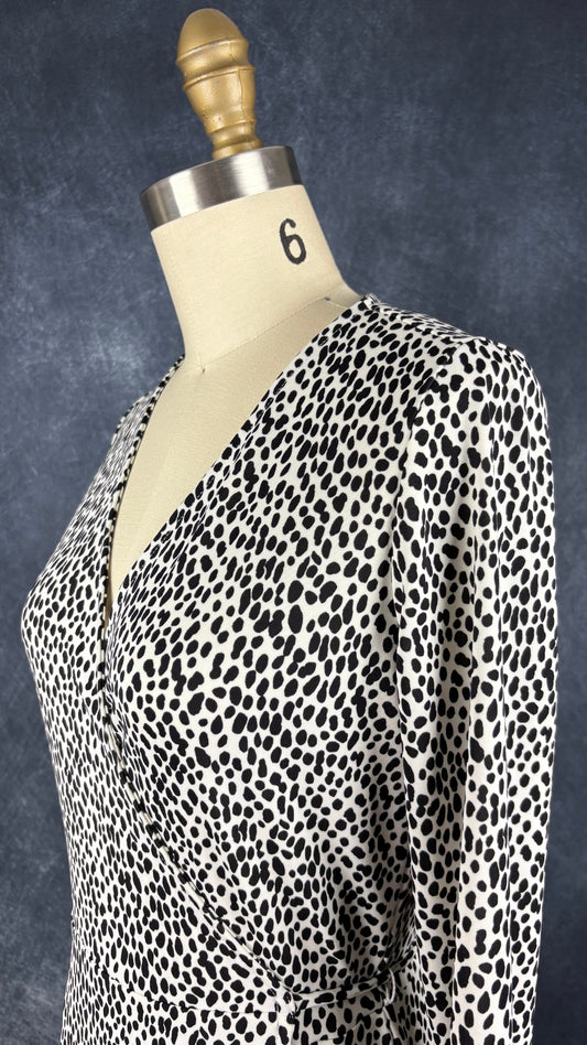 Robe portefeuille crème à pois noirs Banana Republic, taille small. Vue de l'encolure.
