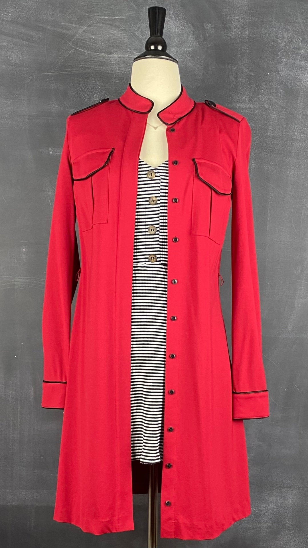 Robe rayée extensible Reformation, taille xs-s. Vue de l'agencement avec la robe chemisier rouge Tristan.