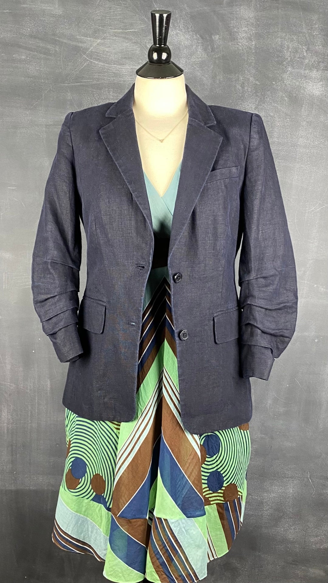 Robe à rayures et motifs géo en soie et coton BCBG Max Azria, taille 6. Vue de l'agencement avec le blazer en lin Michael Kors.
