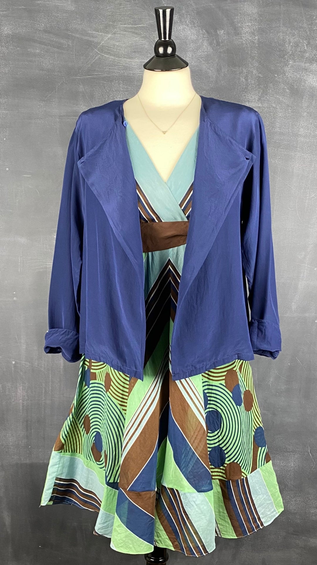 Robe à rayures et motifs géo en soie et coton BCBG Max Azria, taille 6. Vue de l'agencement avec la veste en soie Calvin Klein.