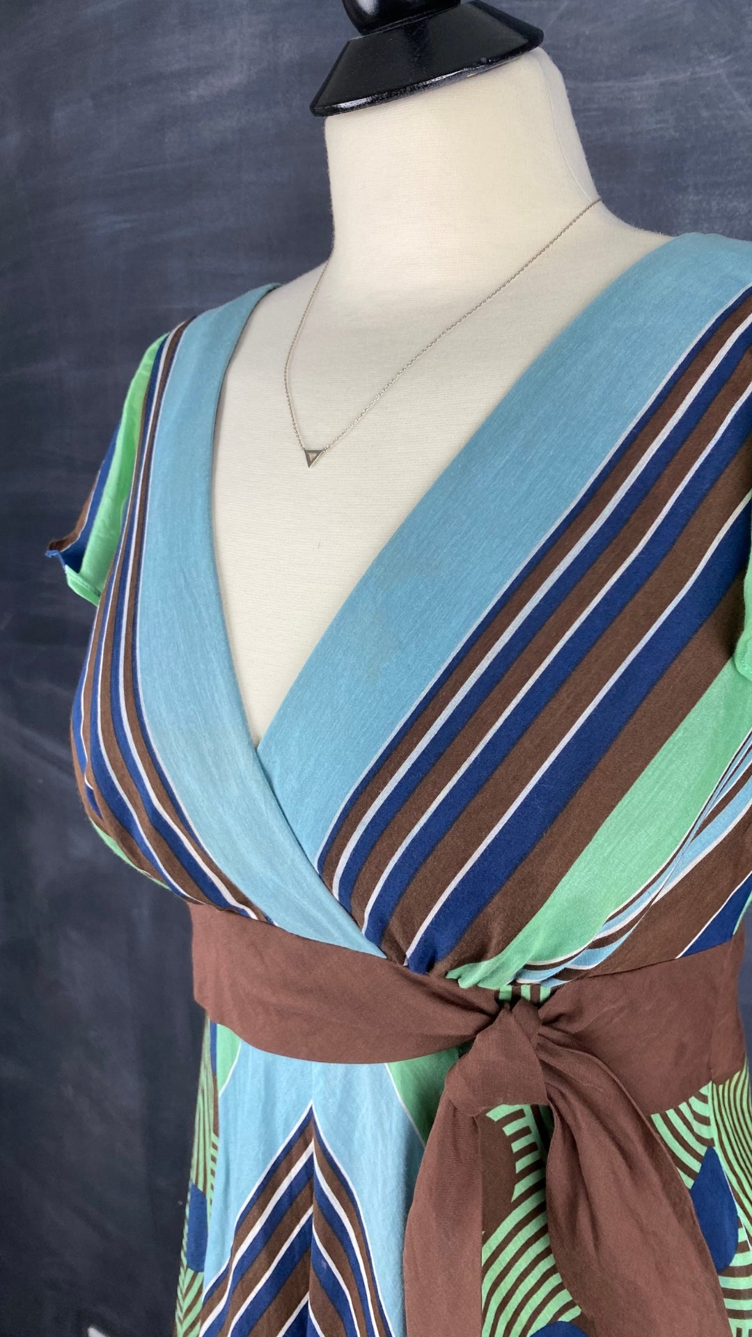 Robe à rayures et motifs géo en soie et coton BCBG Max Azria, taille 6. Vue de l'encolure.
