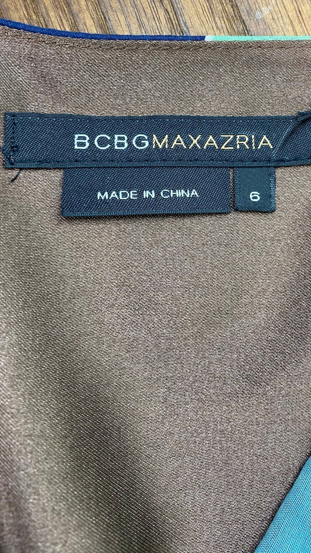 Robe à rayures et motifs géo en soie et coton BCBG Max Azria, taille 6. Vue de l'étiquette de marque et taille.