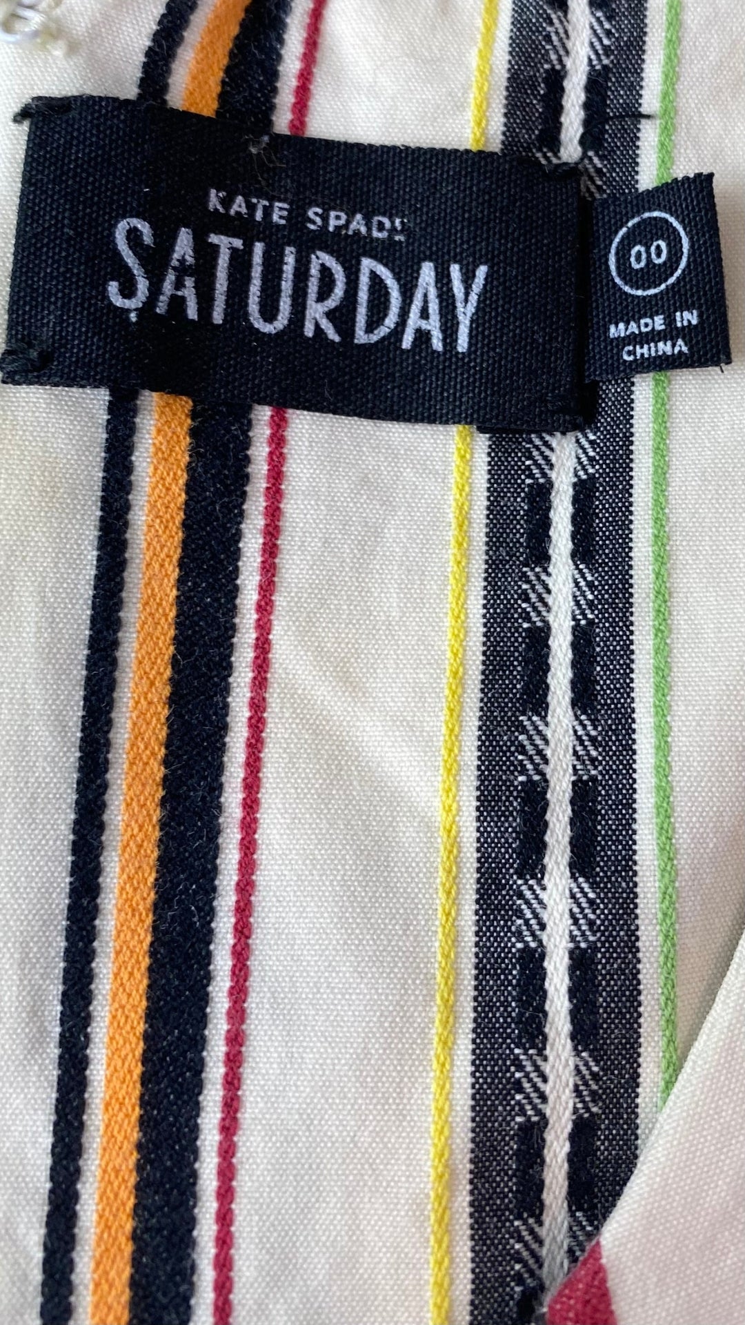Robe à rayures multicolores Saturday par Kate Spade, taille 00 (xxs/xs). Vue de l'étiquette de marque et taille.