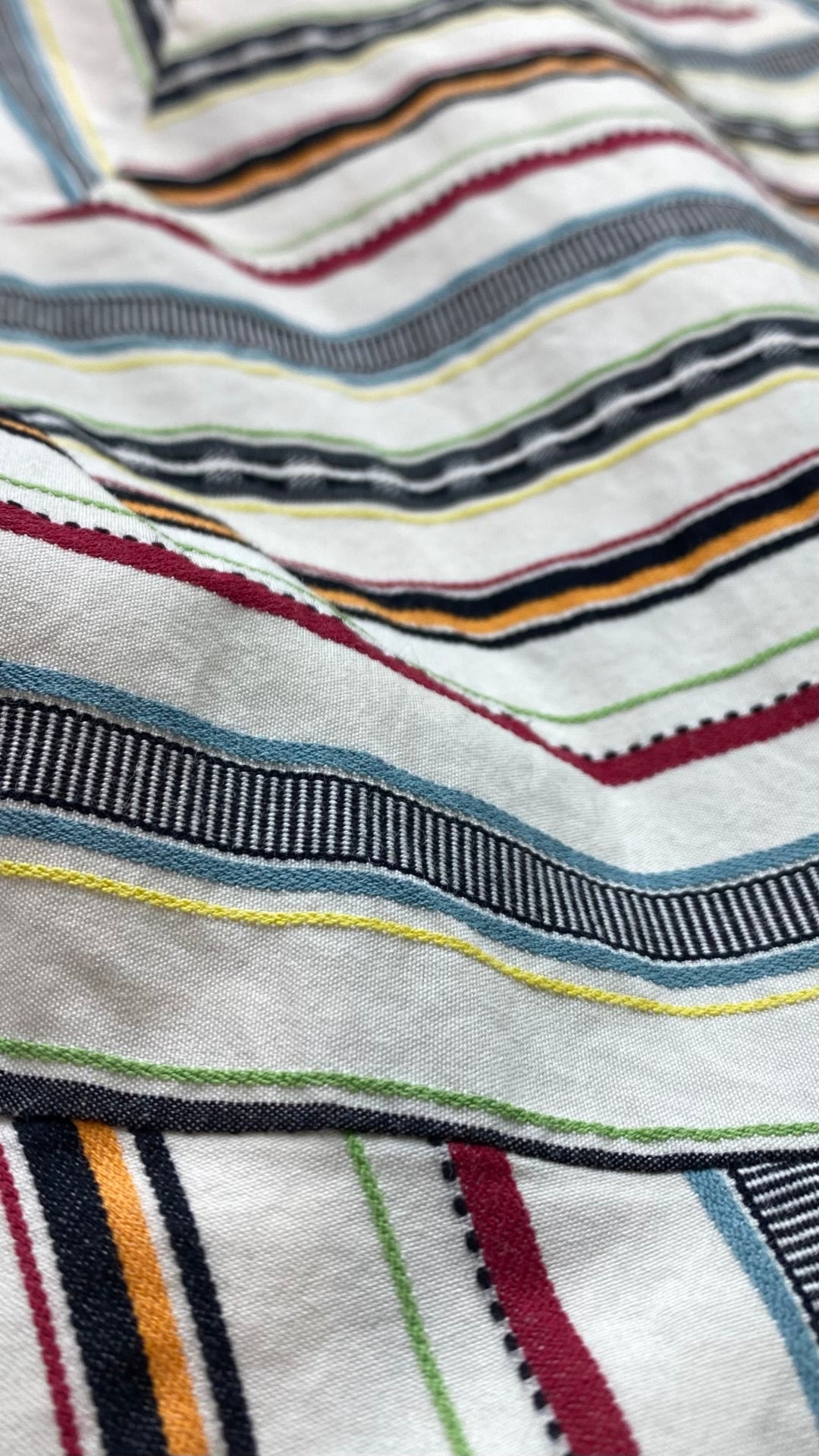Robe à rayures multicolores Saturday par Kate Spade, taille 00 (xxs/xs). Vue de près du tissu.