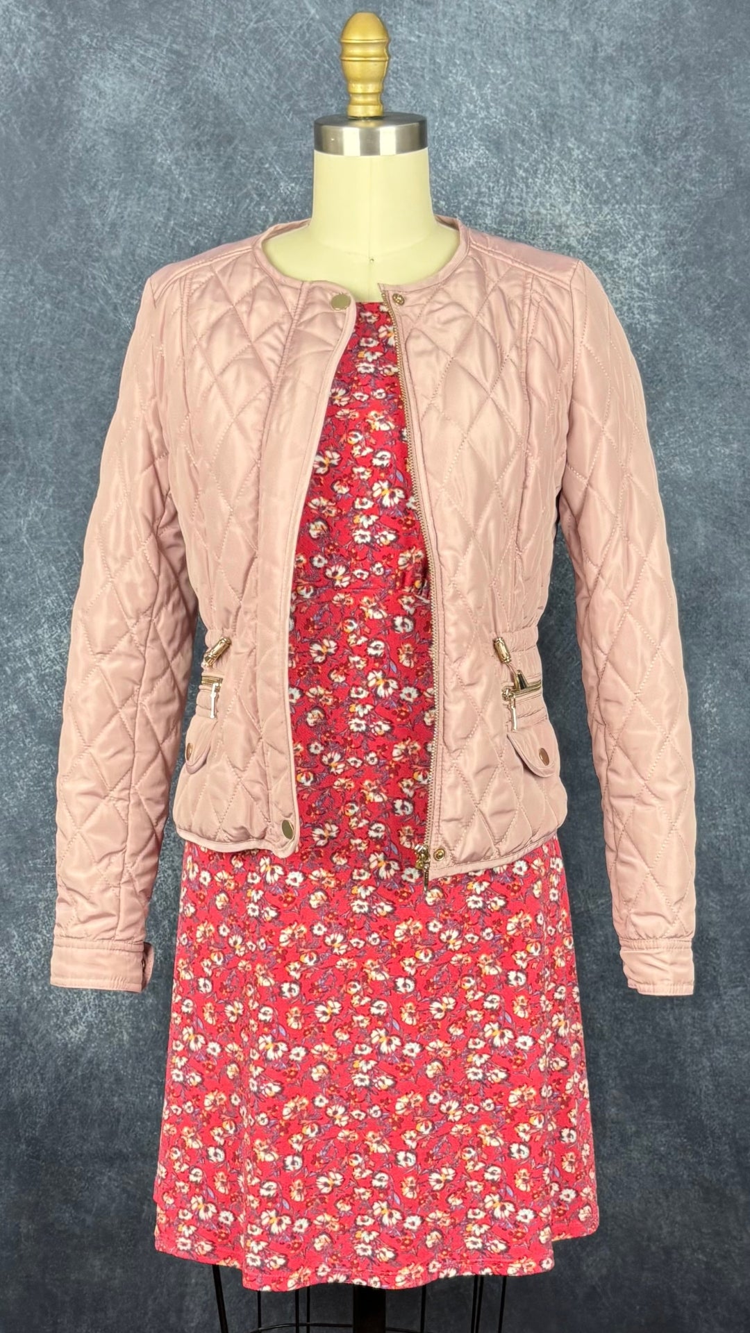 Robe rose melon à motif floral extensible, Free People, taille medium (qui fait aussi small). Vue de l'agencement avec le manteau matelassé vieux-rose.
