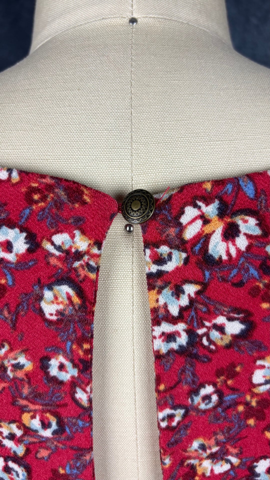 Robe rose melon à motif floral extensible, Free People, taille medium (qui fait aussi small). Vue de près du bouton au haut du dos.