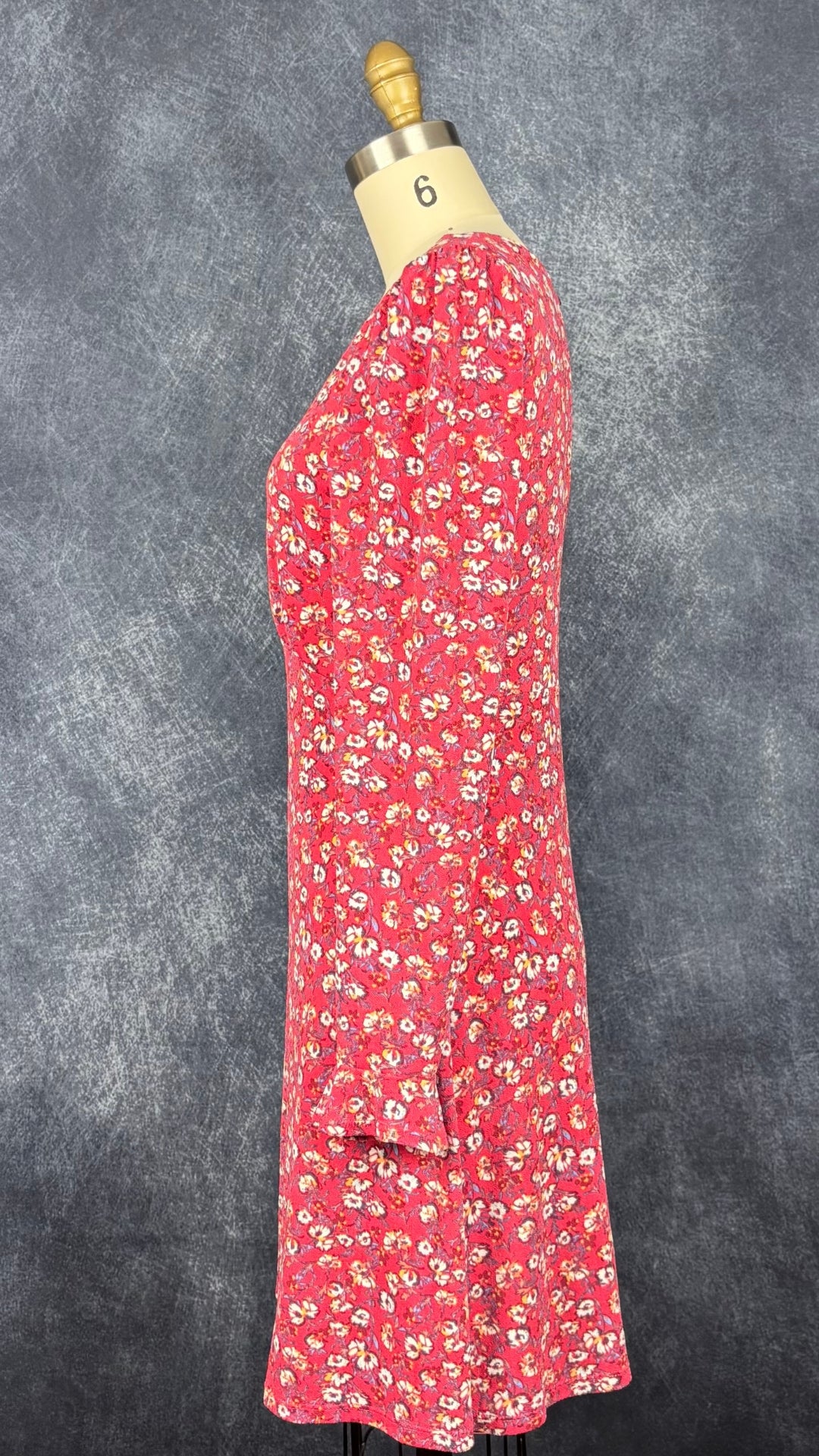 Robe rose melon à motif floral extensible, Free People, taille medium (qui fait aussi small). Vue de côté.