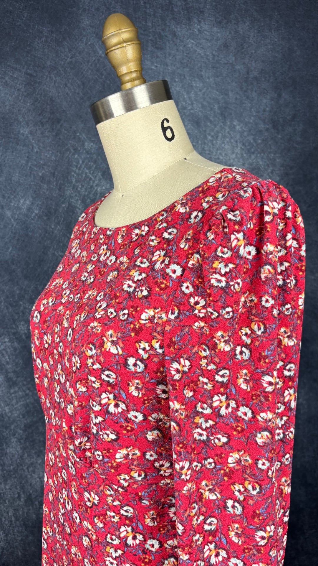 Robe rose melon à motif floral extensible, Free People, taille medium (qui fait aussi small). Vue de l'encolure.