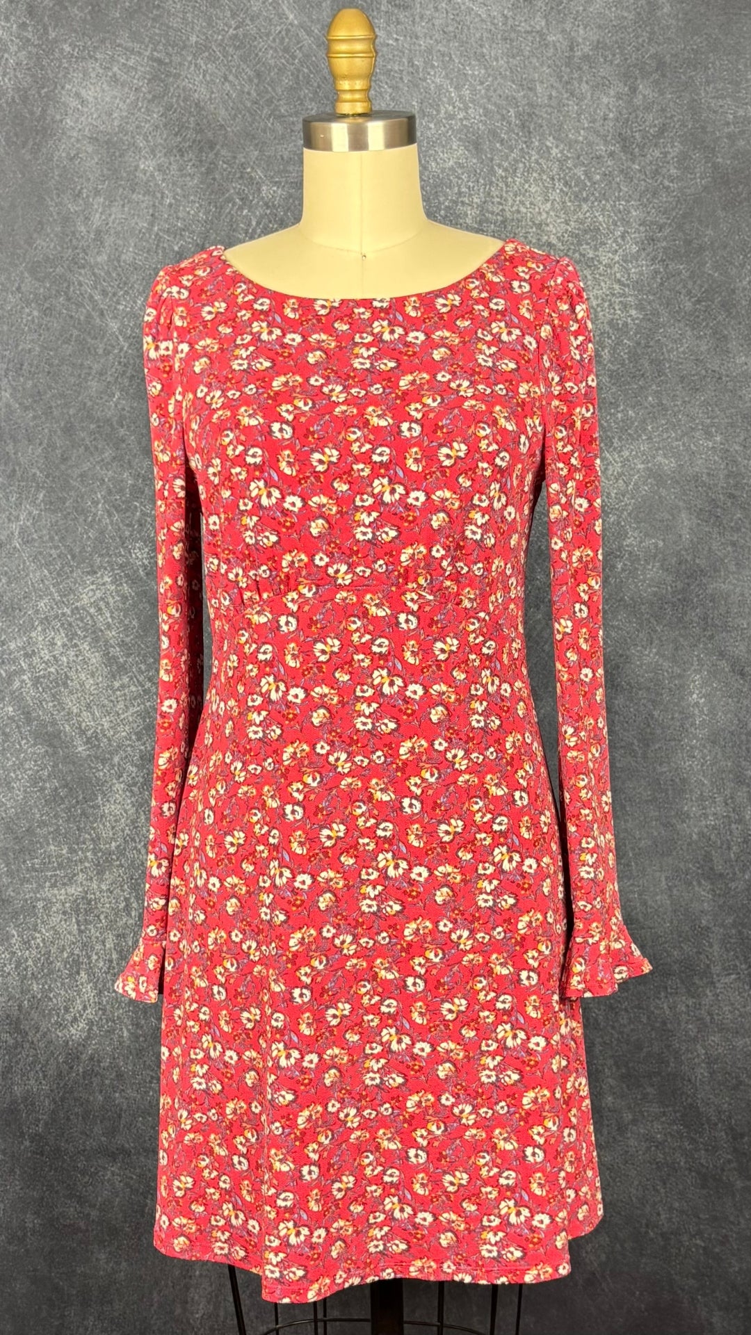 Robe rose melon à motif floral extensible, Free People, taille medium (qui fait aussi small). Vue de face.
