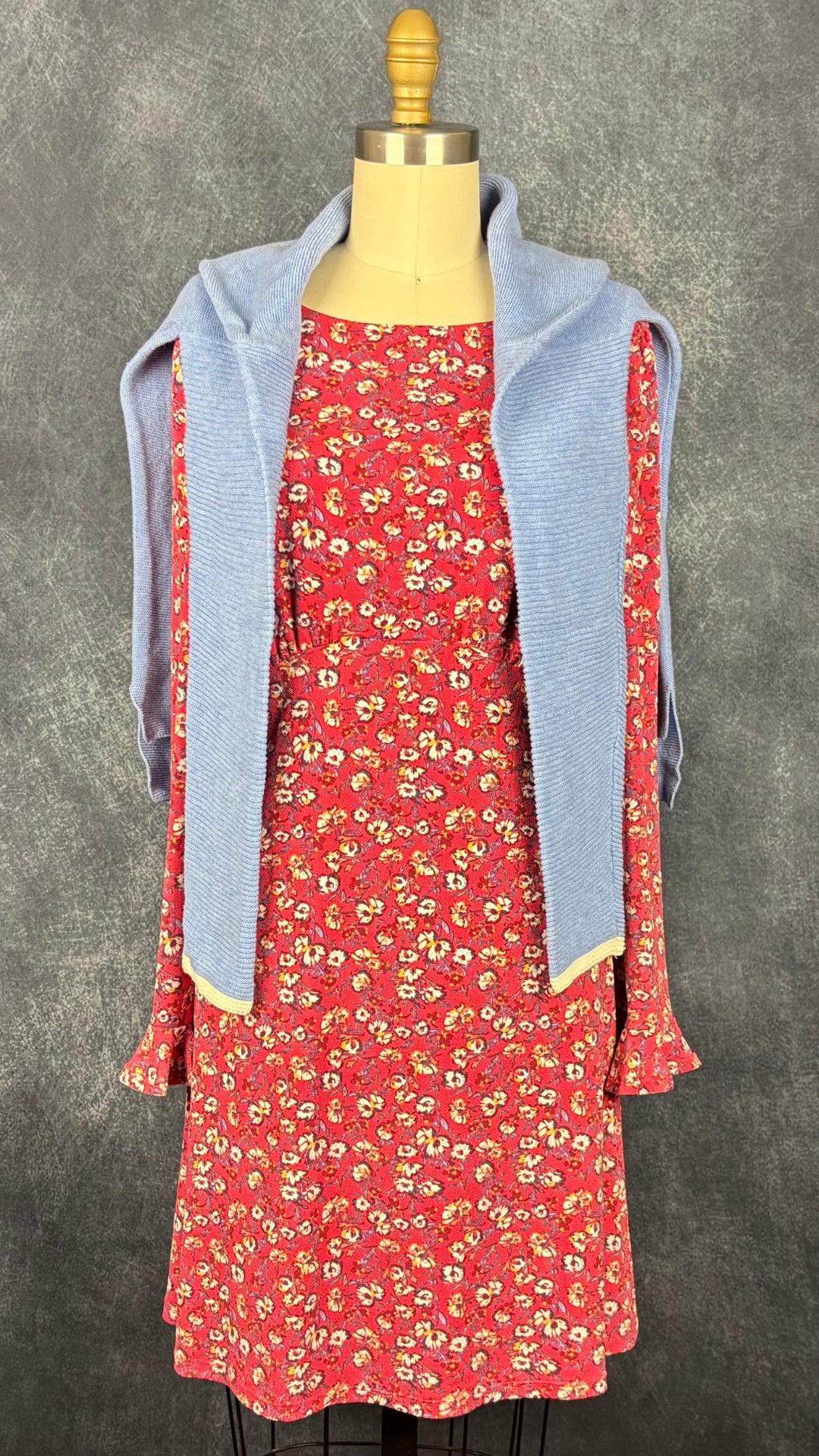 Robe rose melon à motif floral extensible, Free People, taille medium (qui fait aussi small). Vue de l'agencement avec le tricot bleu doux.