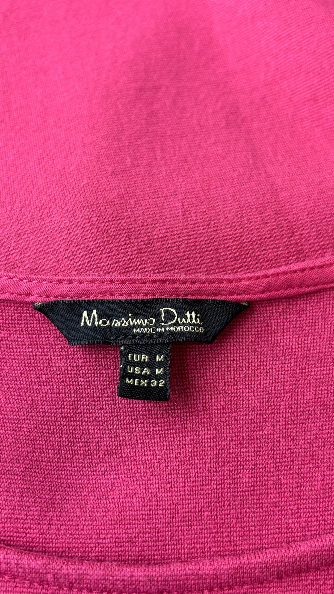 Robe droite rose framboise Massimo Dutti, taille medium (fait plus small). Vue de l'étiquette.