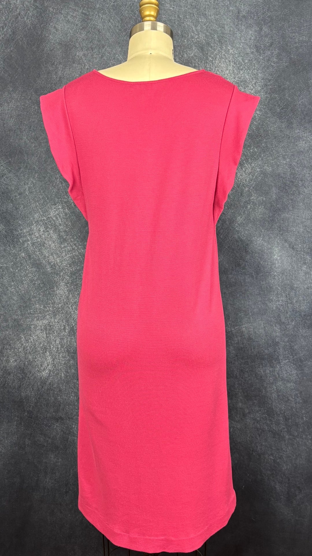 Robe droite rose framboise Massimo Dutti, taille medium (fait plus small). Vue de dos.