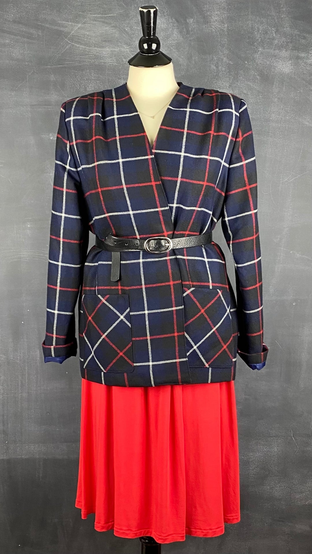 Robe rouge extensible cache-coeur drapé Tristan, taille medium. Vue de l'agencement avec le blazer vintage en laine à carreaux.