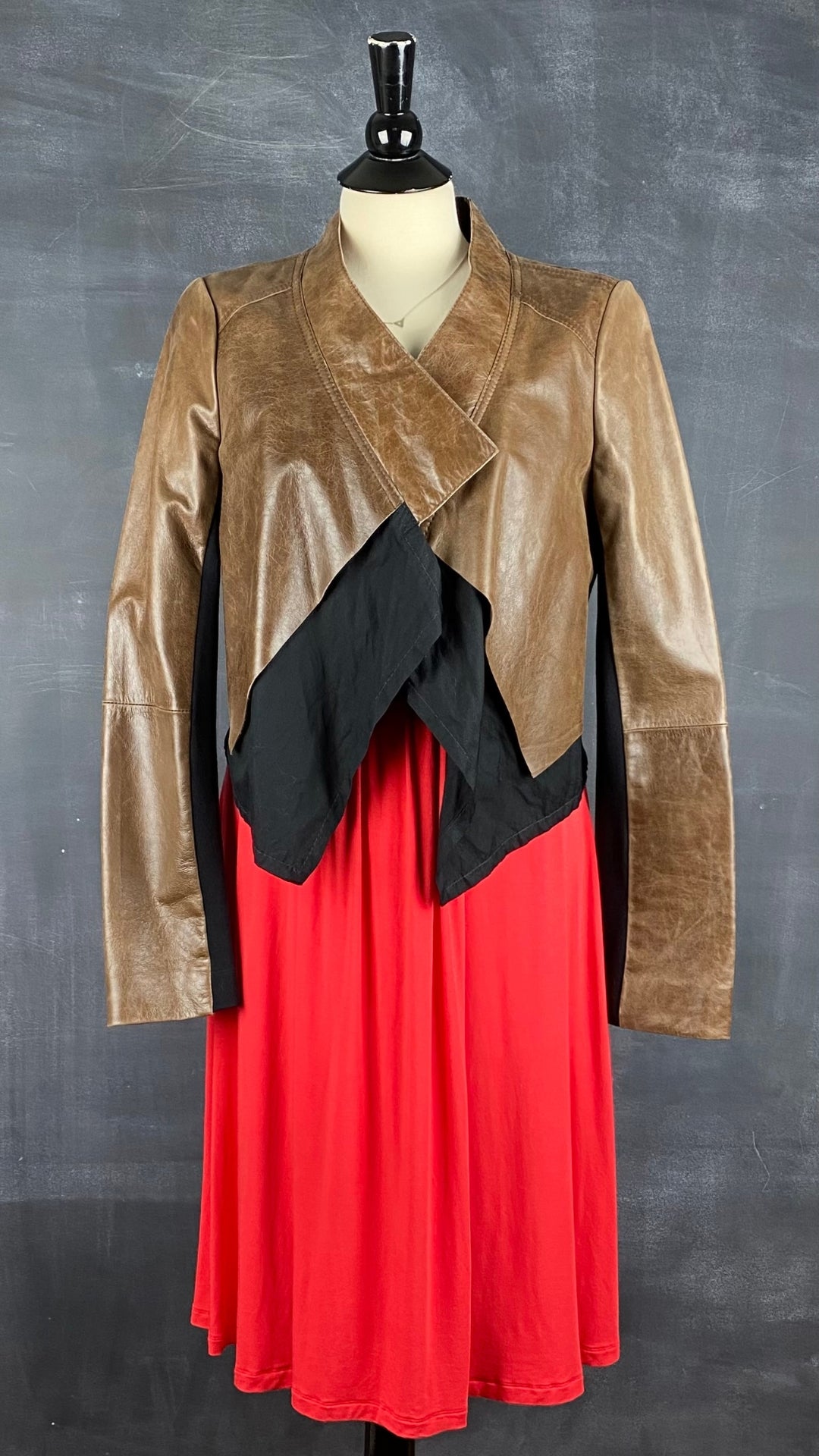 Robe rouge extensible cache-coeur drapé Tristan, taille medium. Vue de l'agencement avec la veste à panneaux de cuir BCBG Maz Azria.