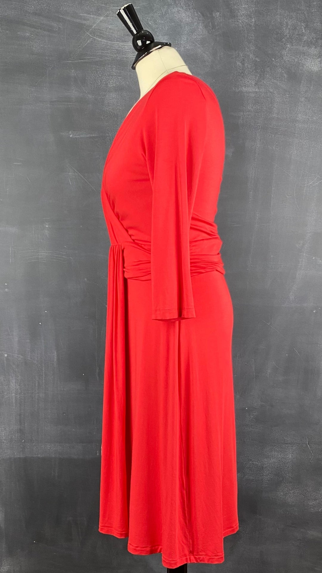 Robe rouge extensible cache-coeur drapé Tristan, taille medium. Vue de côté.