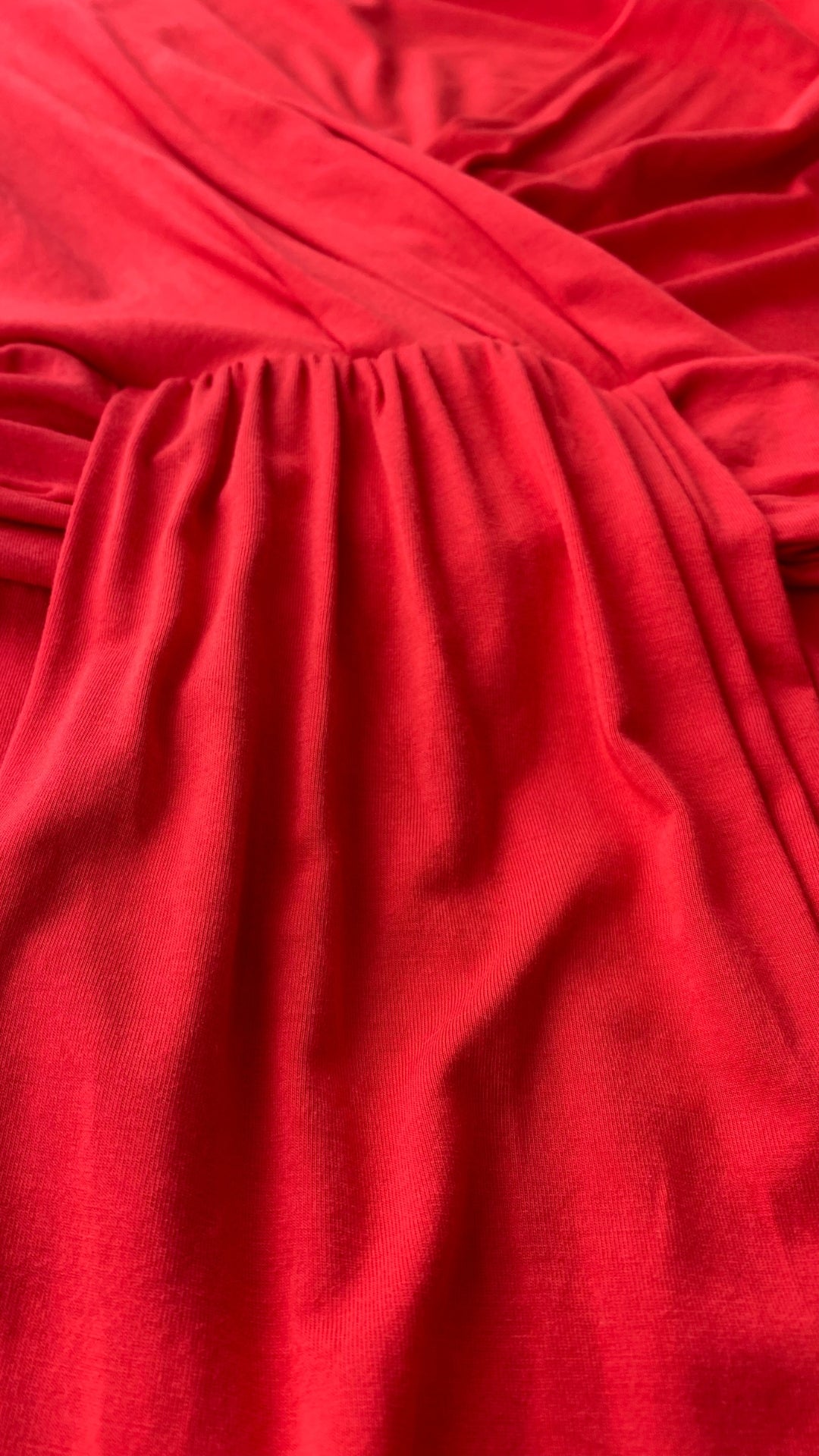 Robe rouge extensible cache-coeur drapé Tristan, taille medium. Vue de près du tissu.