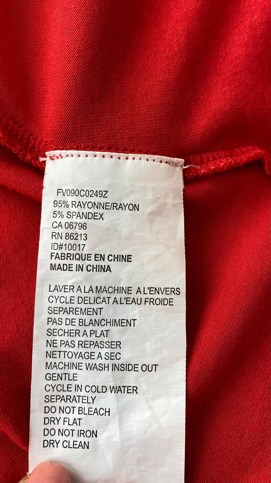 Robe rouge extensible cache-coeur drapé Tristan, taille medium. Vue de l'étiquette de composition et entretien.