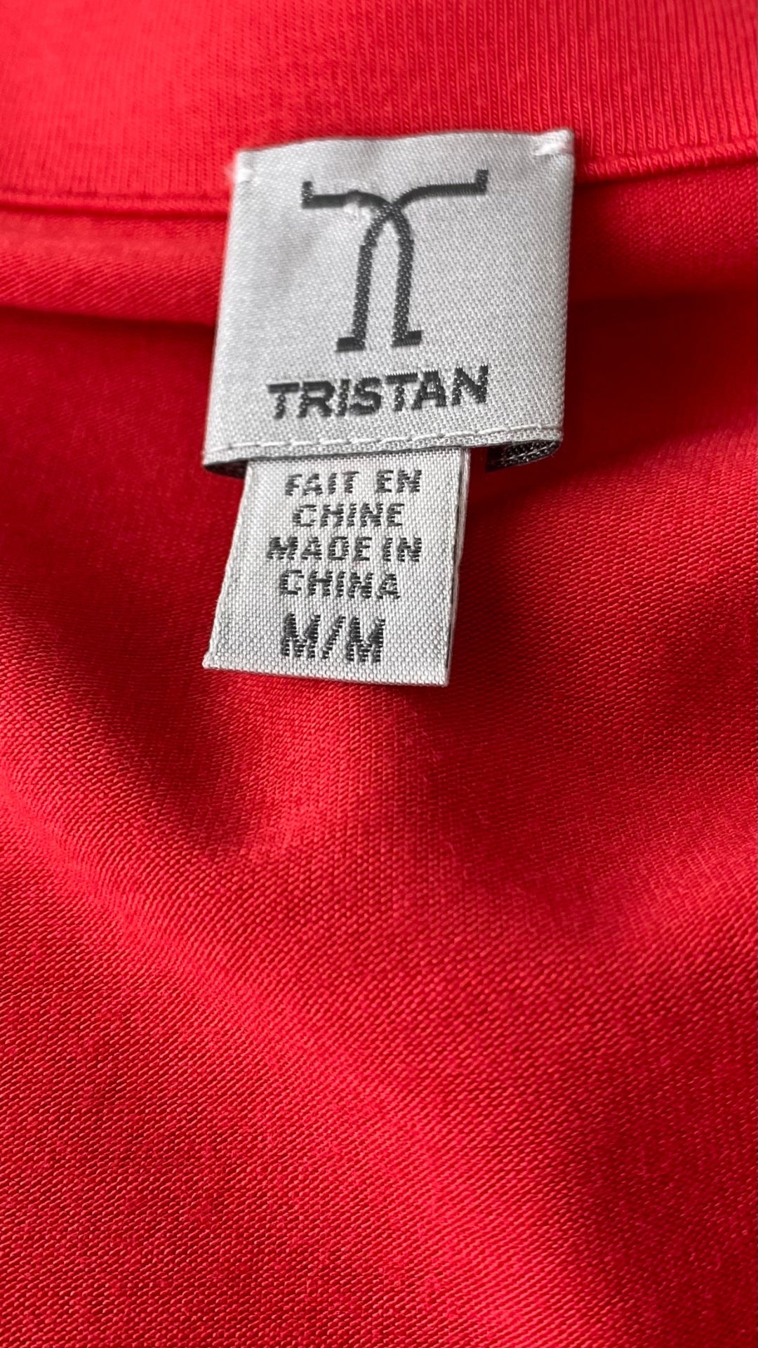 Robe rouge extensible cache-coeur drapé Tristan, taille medium. Vue de l'étiquette de marque et taille.