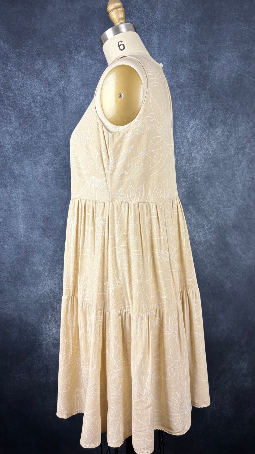 Robe sable beige (un peu jaune doux) avec délicat motifs tropicaux Cherry Bobin, taille small (xs). Vue de côté.
