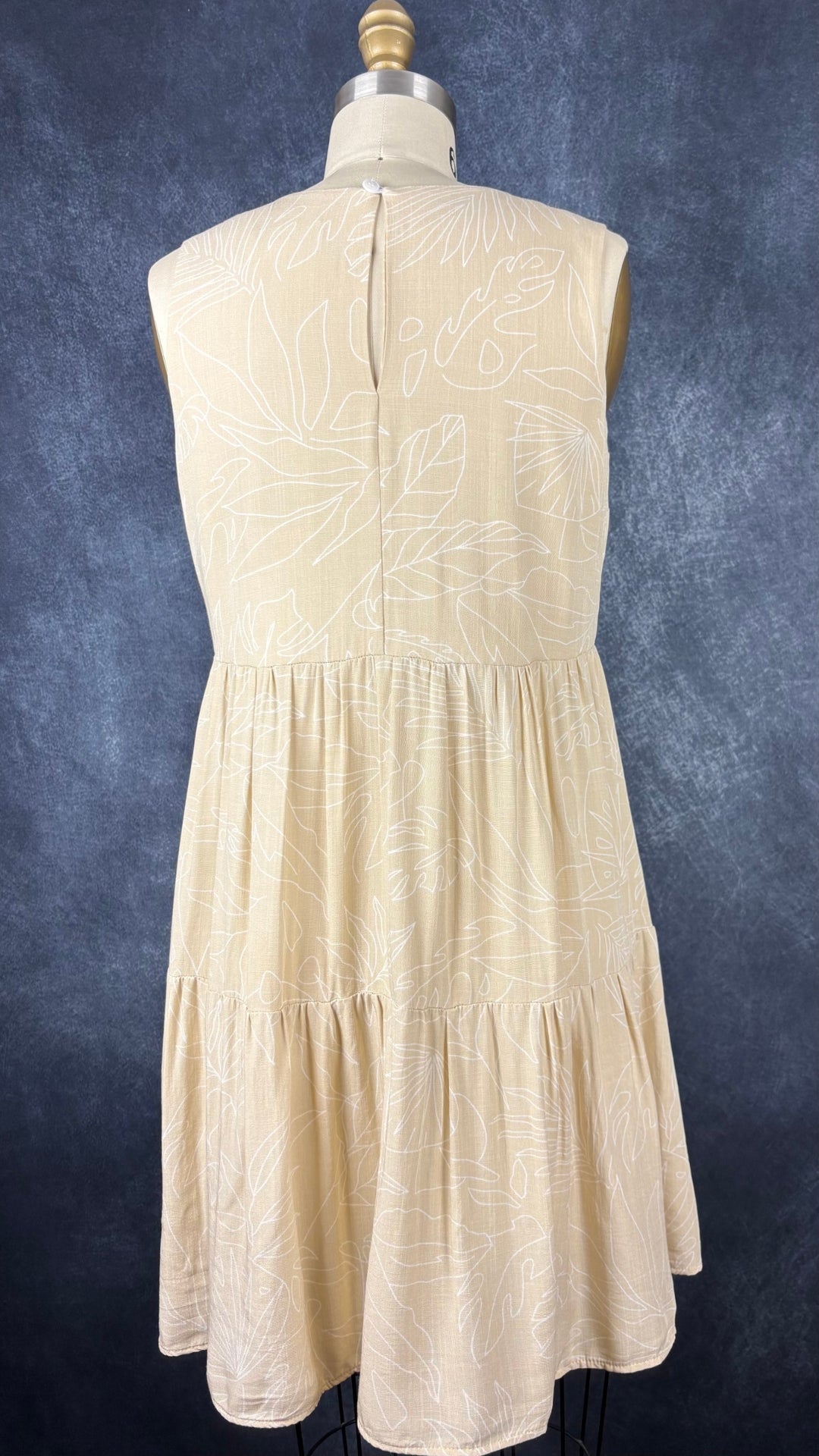 Robe sable beige (un peu jaune doux) avec délicat motifs tropicaux Cherry Bobin, taille small (xs). Vue de dos.