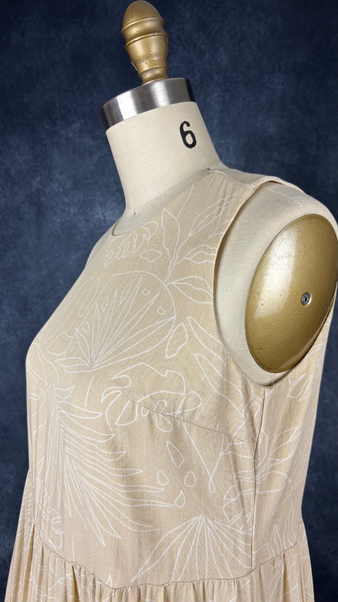 Robe sable beige (un peu jaune doux) avec délicat motifs tropicaux Cherry Bobin, taille small (xs). Vue de l'encolure.