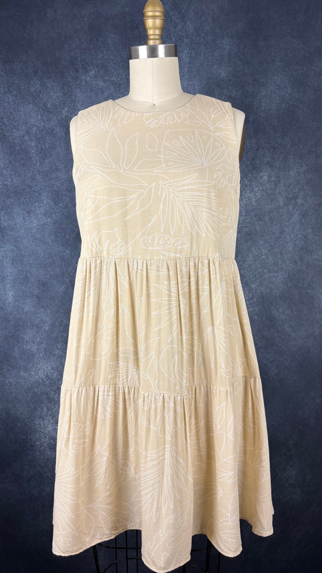 Robe sable beige (un peu jaune doux) avec délicat motifs tropicaux Cherry Bobin, taille small (xs). Vue de face.