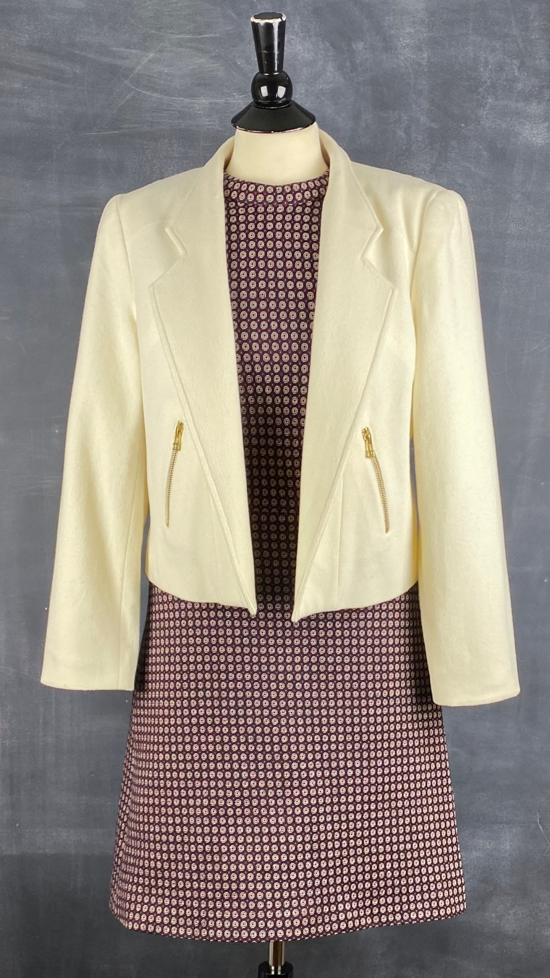 Robe sans manches à motifs Theory, taille 8 (ou 6). Vue de l'agencement avec le blazer crème en laine et cachemire.