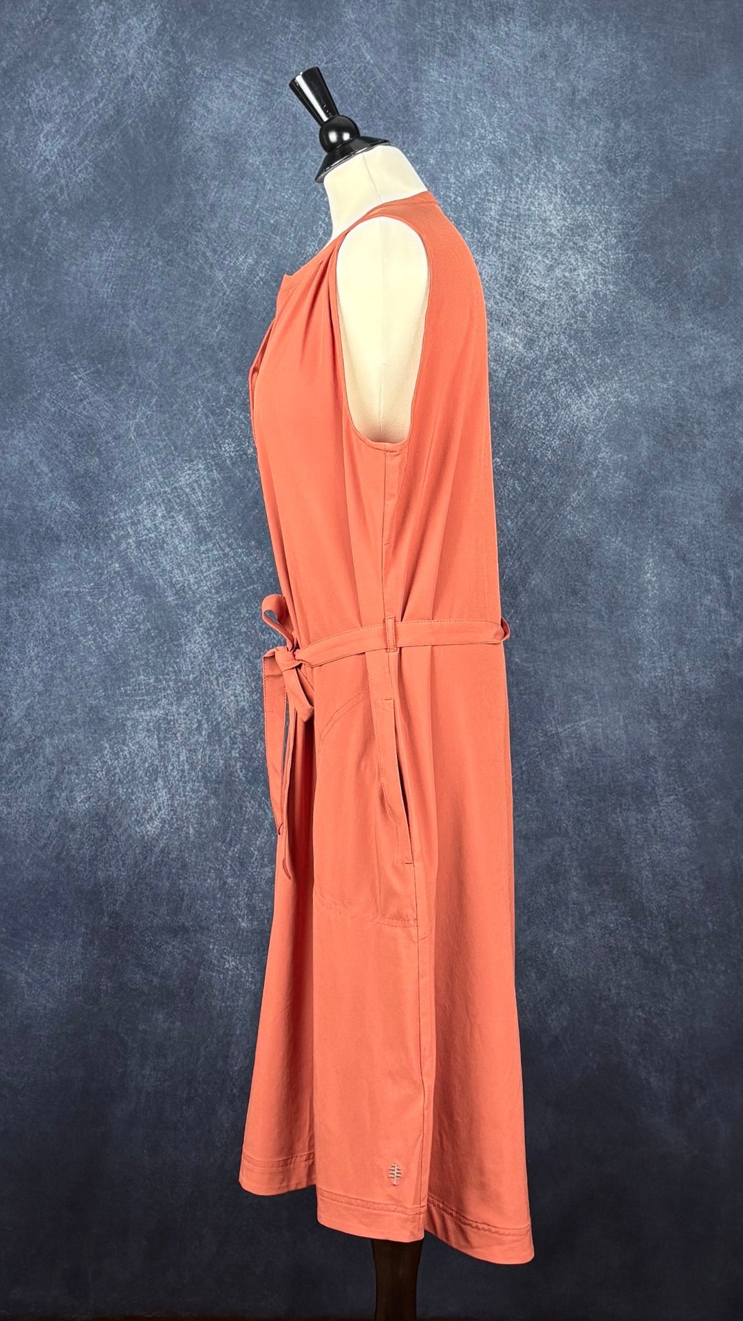 Robe sans manches orange brûlé avec poches, dans un tissu léger et extensible Royal Robbins (parfaite pour voyager et bouger), taille xl. Vue de côté.