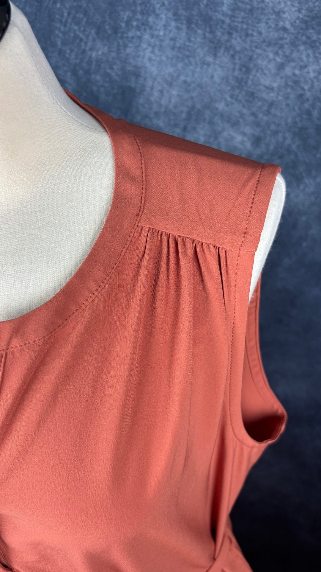 Robe sans manches orange brûlé avec poches, dans un tissu léger et extensible Royal Robbins (parfaite pour voyager et bouger), taille xl. Vue de près du plissé à l'épaule.