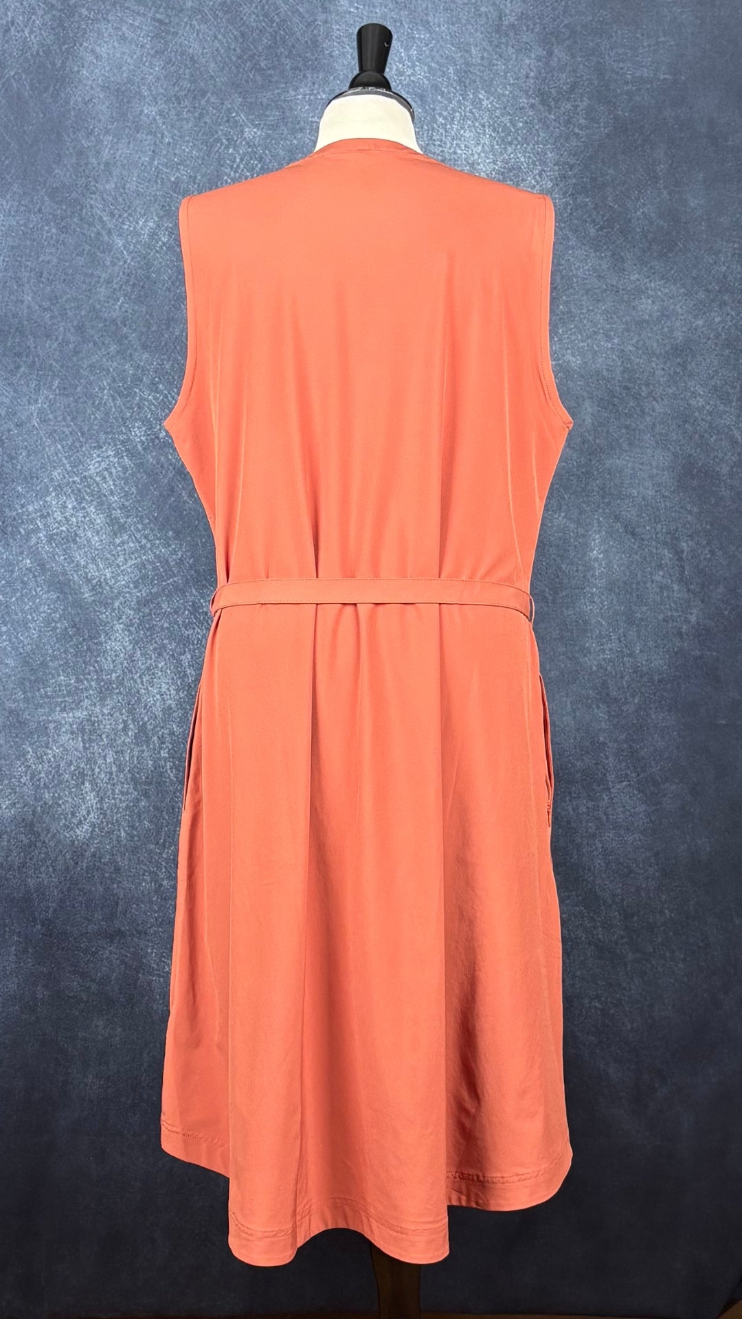 Robe sans manches orange brûlé avec poches, dans un tissu léger et extensible Royal Robbins (parfaite pour voyager et bouger), taille xl. Vue de dos.