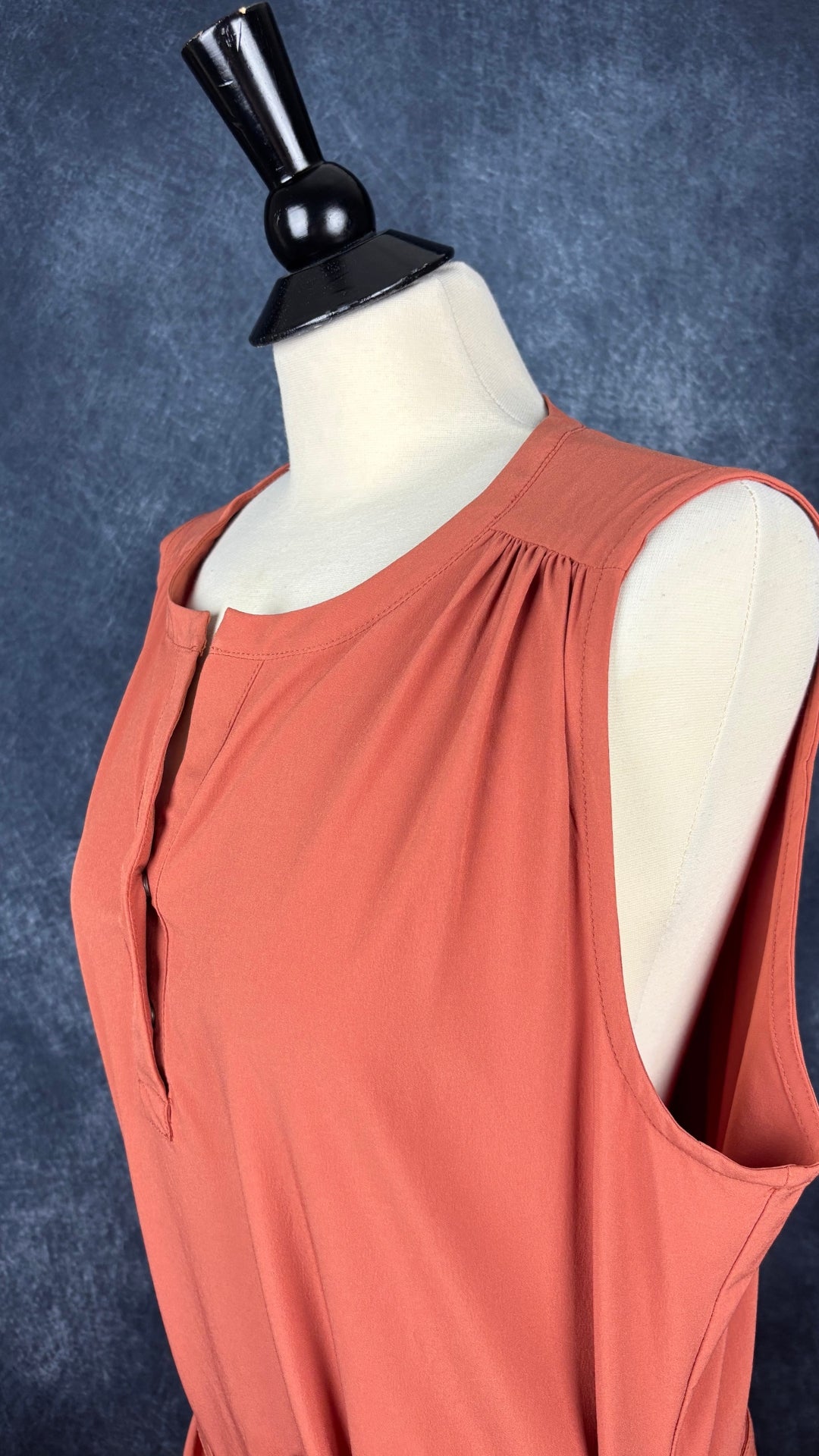 Robe sans manches orange brûlé avec poches, dans un tissu léger et extensible Royal Robbins (parfaite pour voyager et bouger), taille xl. Vue de l'encolure.