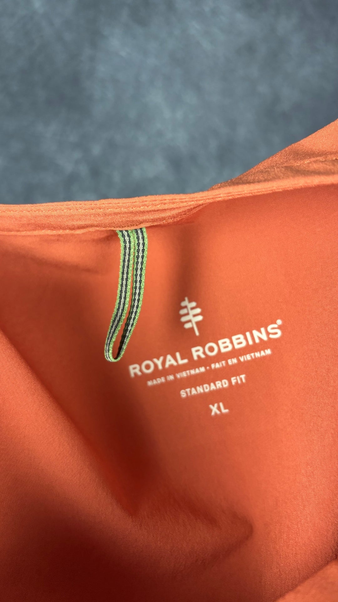 Robe sans manches orange brûlé avec poches, dans un tissu léger et extensible Royal Robbins (parfaite pour voyager et bouger), taille xl. Vue de l'étiquette.