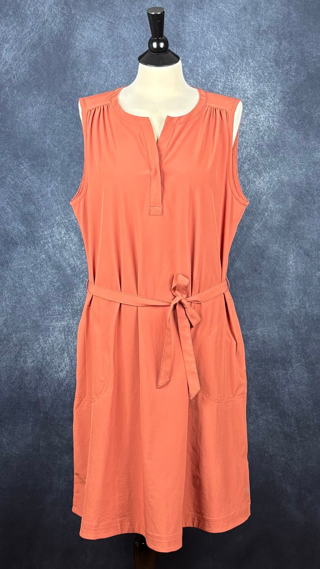 Robe sans manches orange brûlé avec poches, dans un tissu léger et extensible Royal Robbins (parfaite pour voyager et bouger), taille xl. Vue de face.