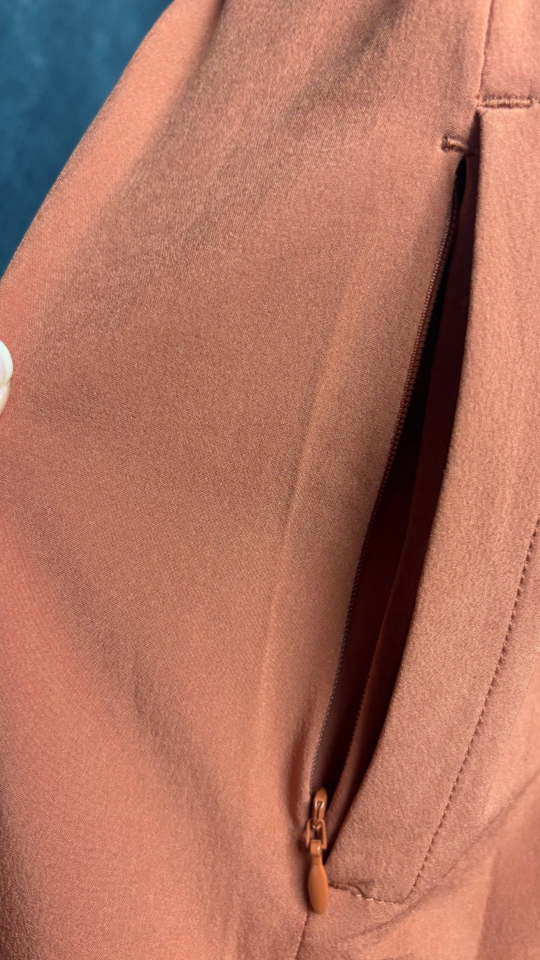Robe sans manches orange brûlé avec poches, dans un tissu léger et extensible Royal Robbins (parfaite pour voyager et bouger), taille xl. Vue de près de la fermeture à glissière de la poche intérieure.