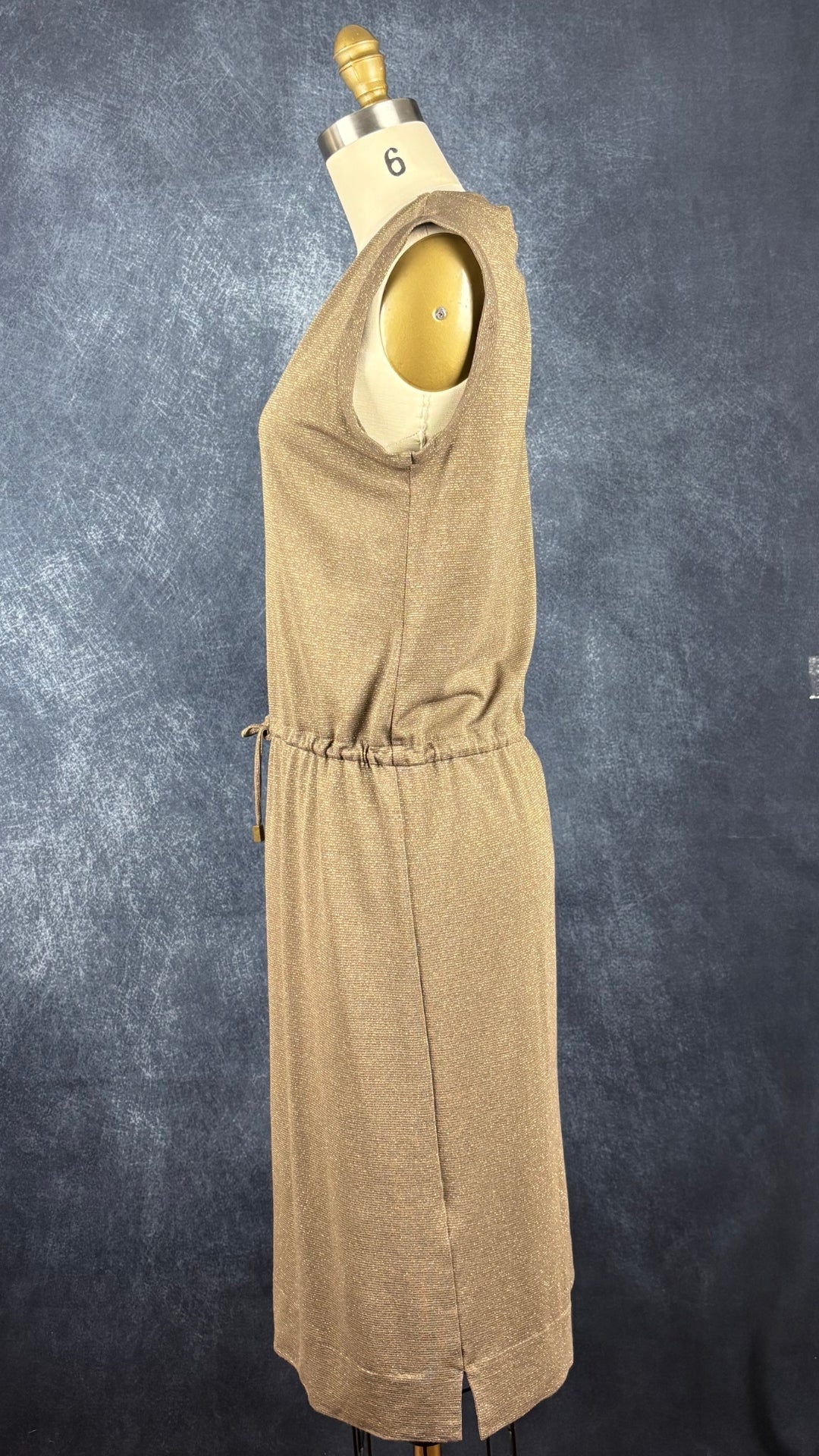 Robe sans manches taupe avec rayures dorées InWear, taille xs qui peut aussi convenir à small. Vue de côté.