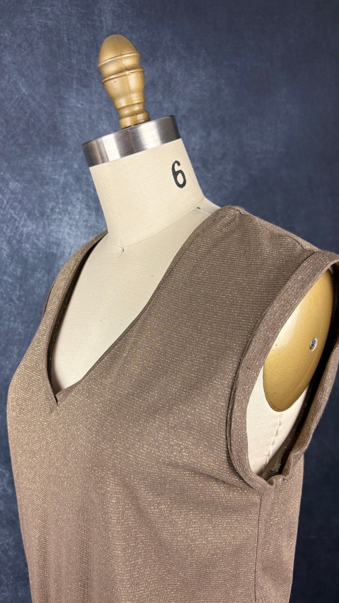 Robe sans manches taupe avec rayures dorées InWear, taille xs qui peut aussi convenir à small. Vue de l'encolure.
