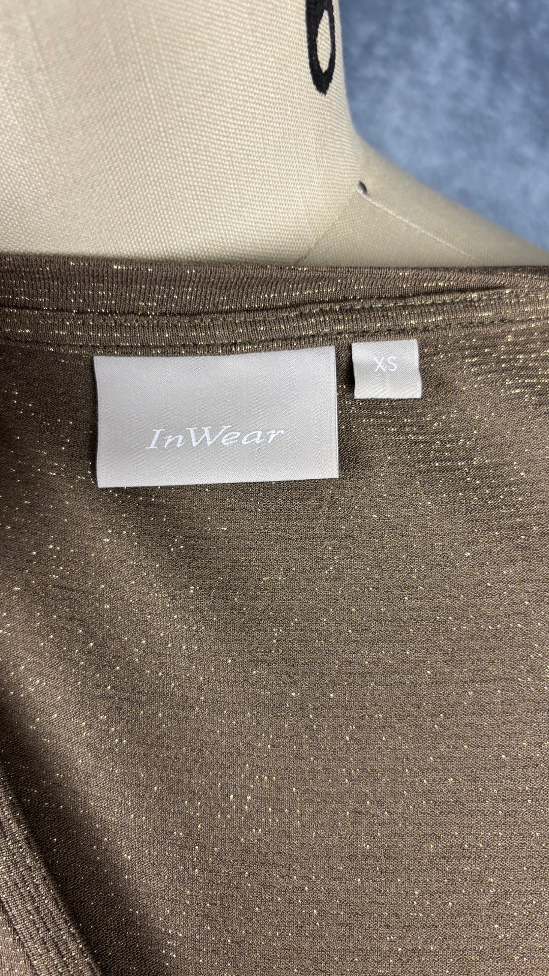 Robe sans manches taupe avec rayures dorées InWear, taille xs qui peut aussi convenir à small. Vue de l'étiquette.