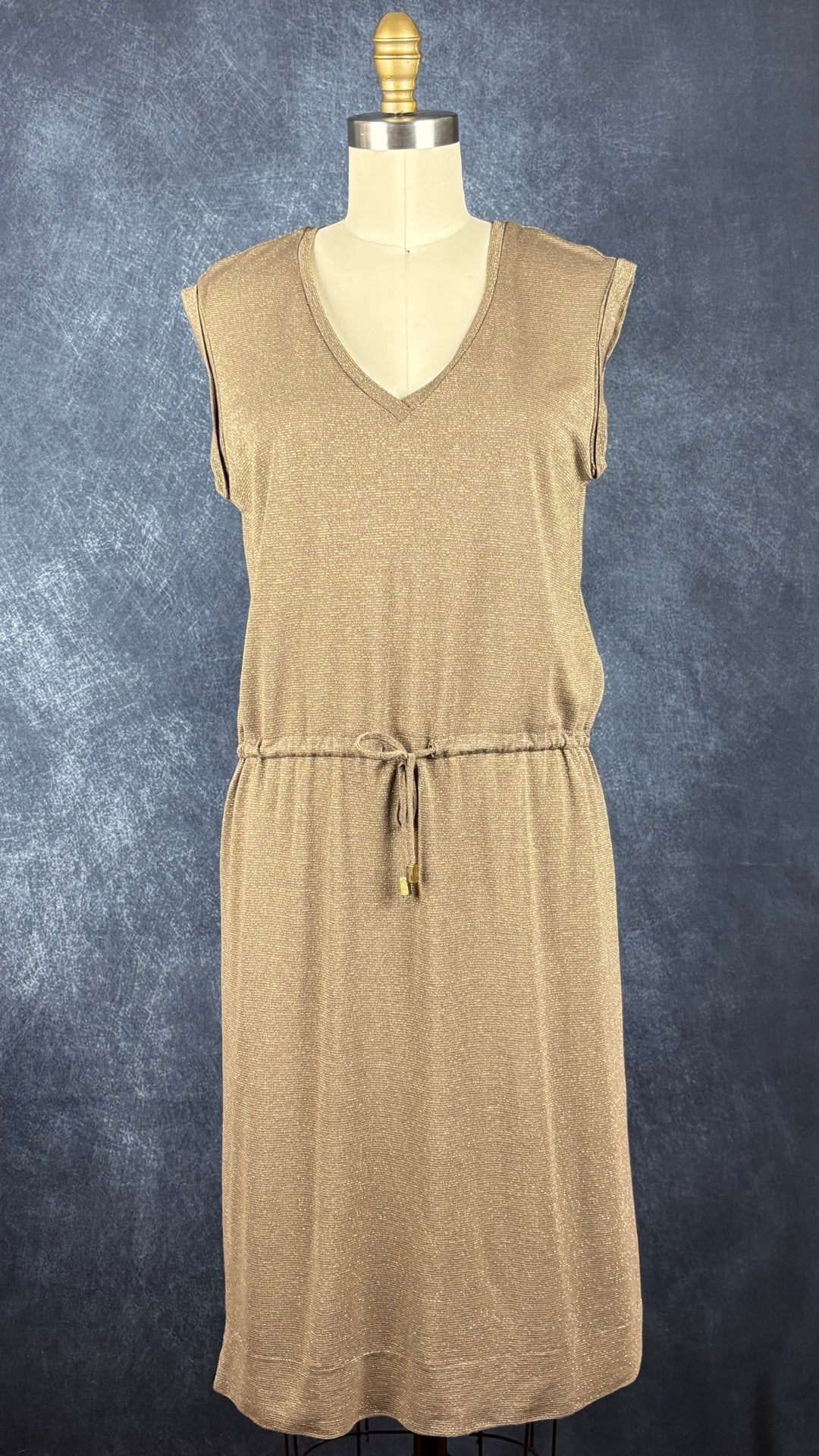 Robe sans manches taupe avec rayures dorées InWear, taille xs qui peut aussi convenir à small. Vue de face.