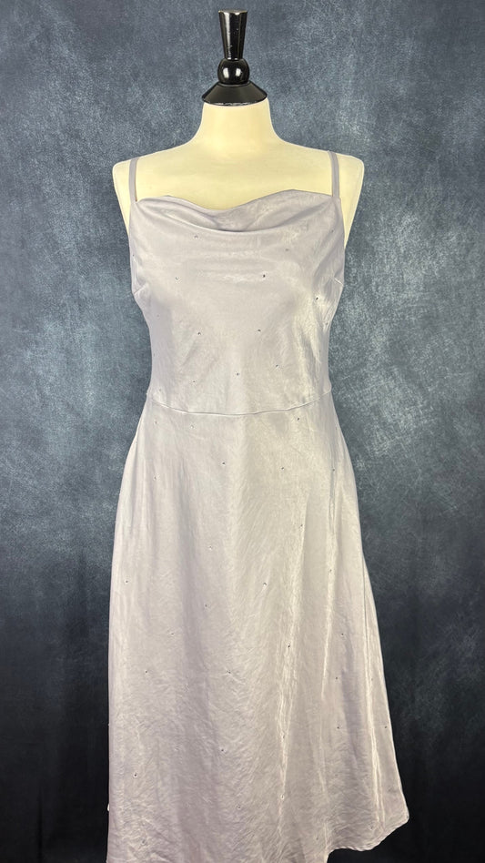 Robe midi satinée grise avec insertion de cristaux InWear, taille 12. Vue de face.
