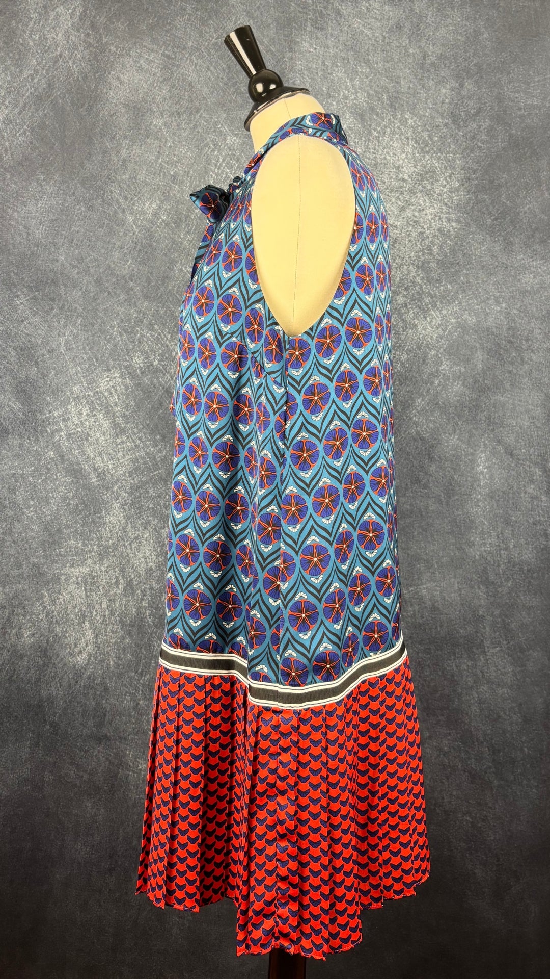 Robe satinée fluide à motifs et jupe plissée Tristan, taille large. Vue de côté.