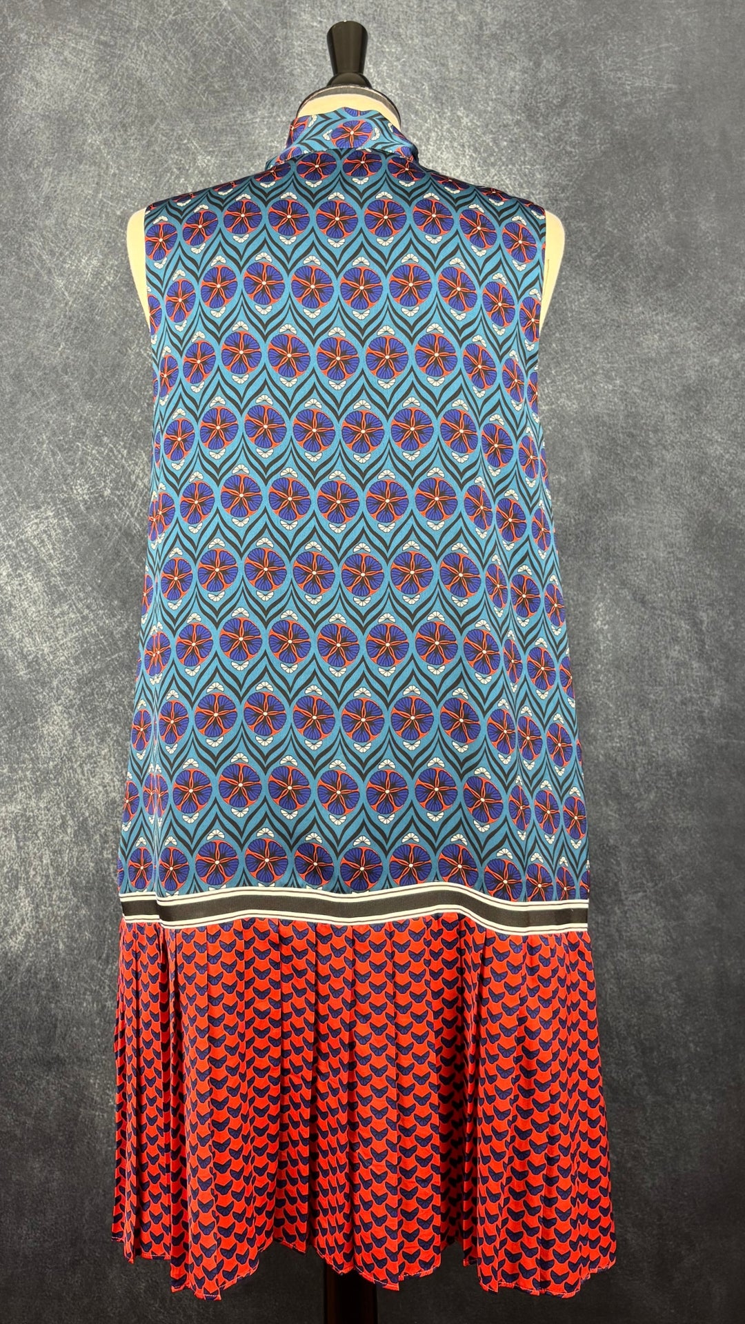 Robe satinée fluide à motifs et jupe plissée Tristan, taille large. Vue de dos.