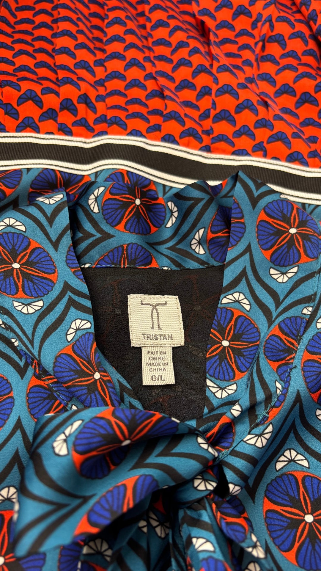 Robe satinée fluide à motifs et jupe plissée Tristan, taille large. Vue de l'étiquette.