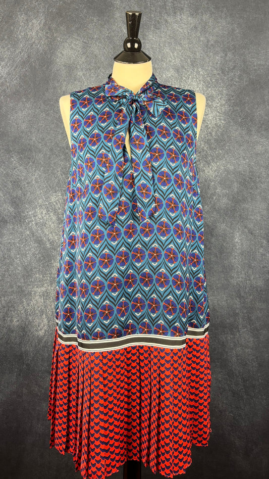 Robe satinée fluide à motifs et jupe plissée Tristan, taille large. Vue de face.