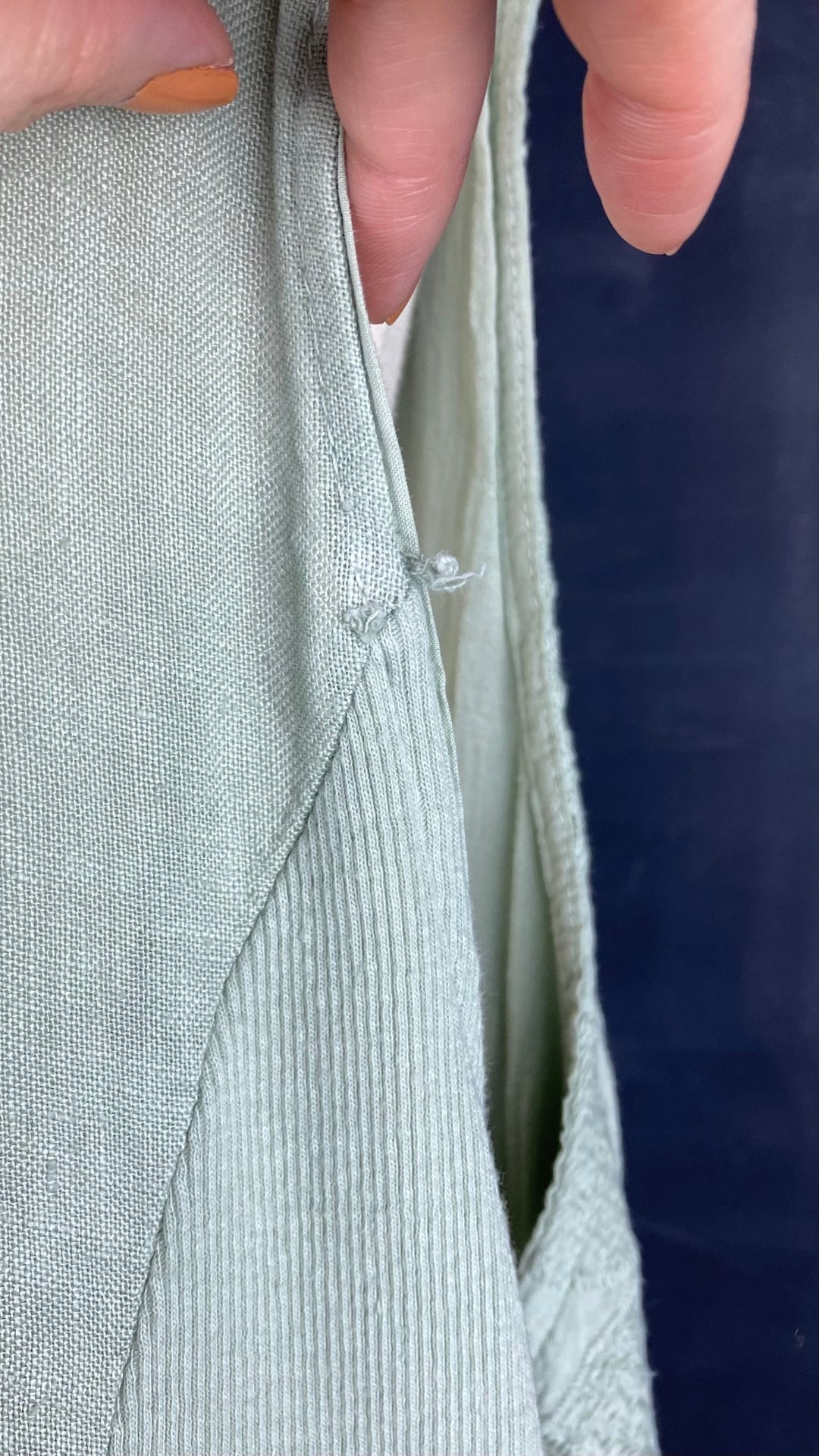 Robe sauge en lin brodé avec poches, taille 2X. Vue du petit fil tiré au dos.