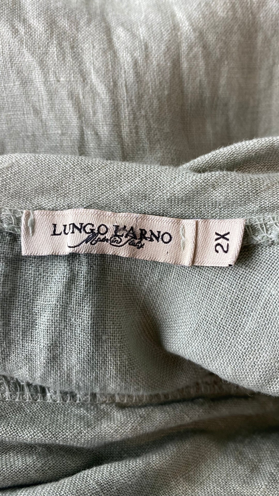 Robe sauge en lin brodé avec poches, taille 2X. Vue de l'étiquette de marque et taille.
