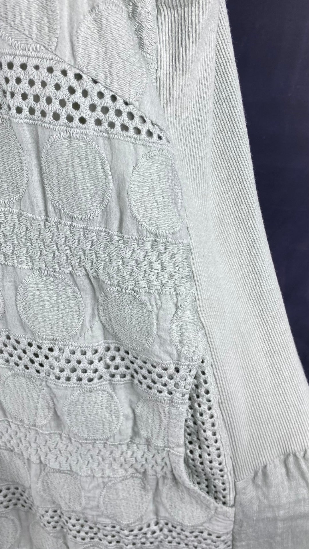 Robe sauge en lin brodé avec poches, taille 2X. Vue des tissus.