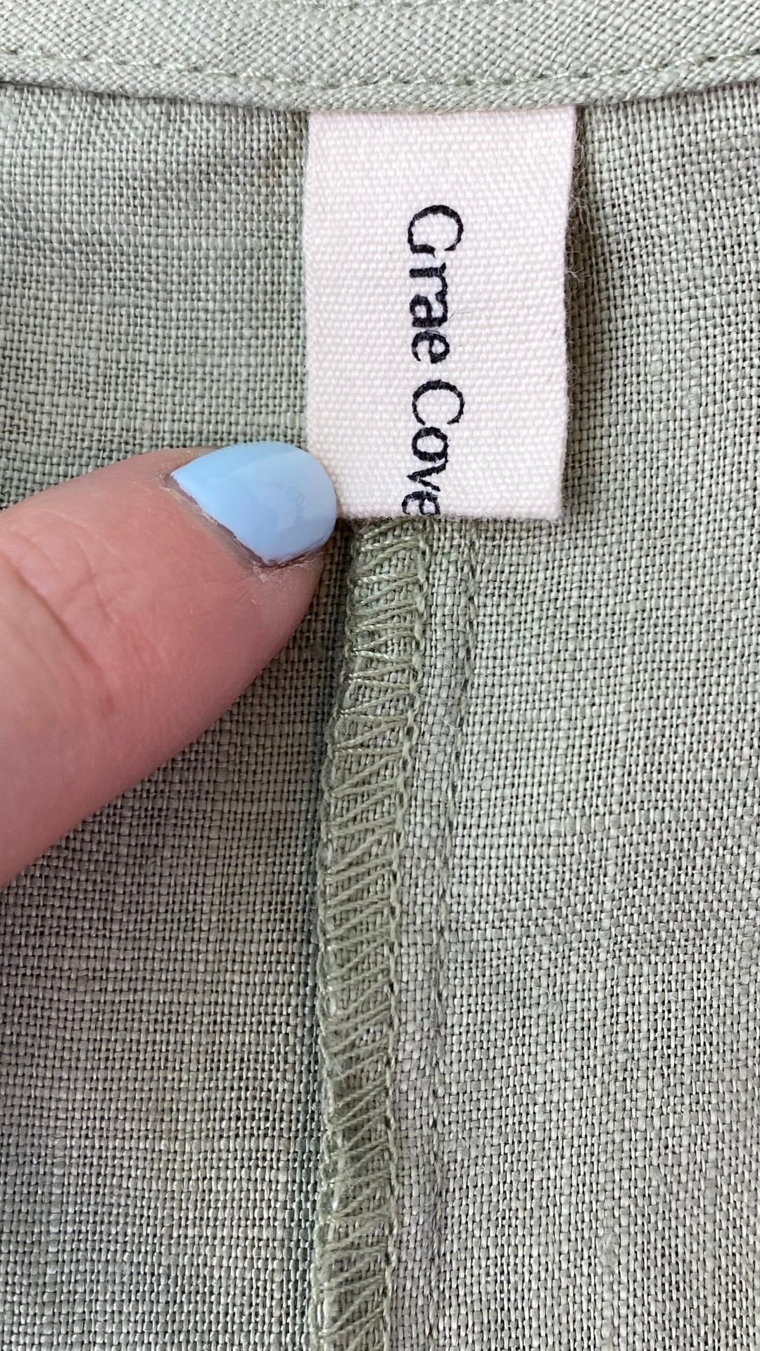 Robe sauge en lin avec poches Grae Cove, taille small. Vue de l'étiquette de marque.