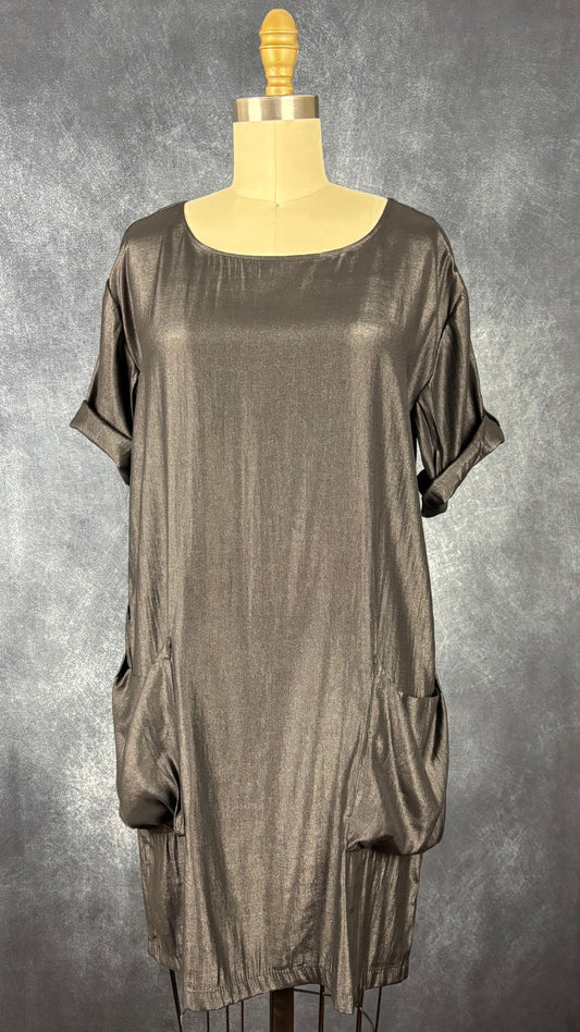 Robe scintillante noire Soaked in Luxury, taille small (peut aussi faire medium). Vue de face.