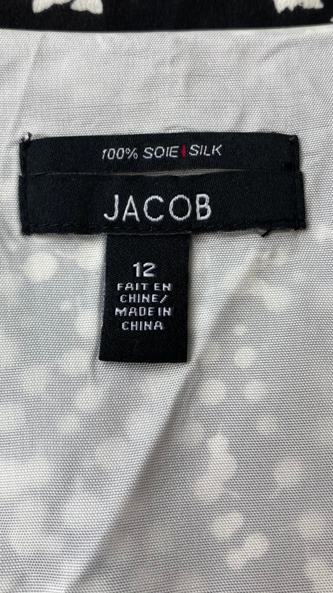 Robe en soie cintrée à motifs crème et noir Jacob, taille 12 (8/10). Vue de l'étiquette de marque, taille.